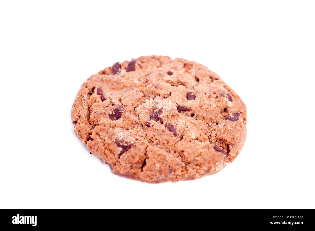 Un double chocolate cookie biscuit sur un fond blanc Banque D'Images