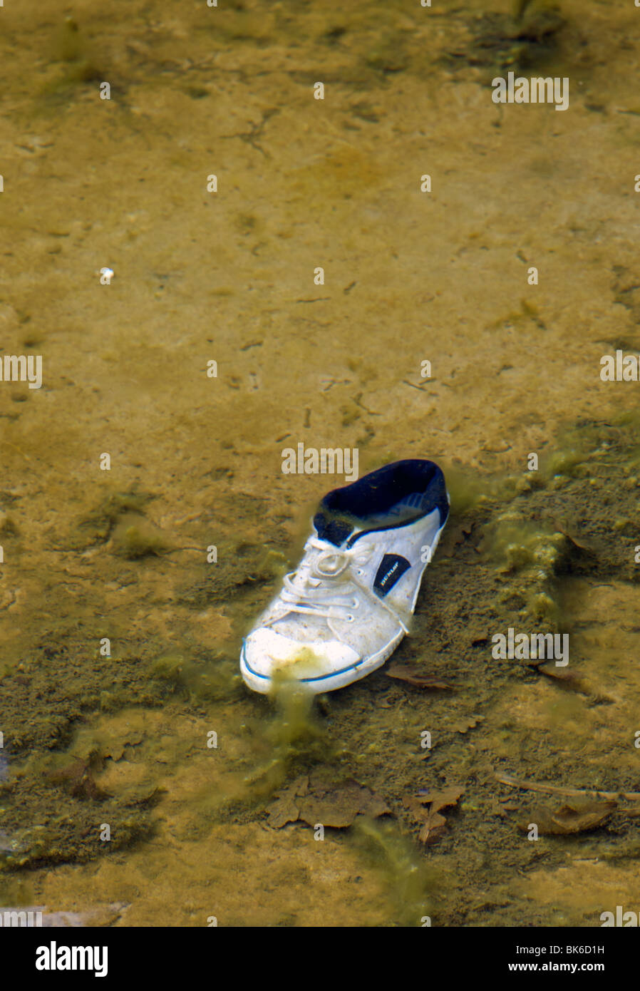 Chaussures d'entraînement submergé abandonné Banque D'Images