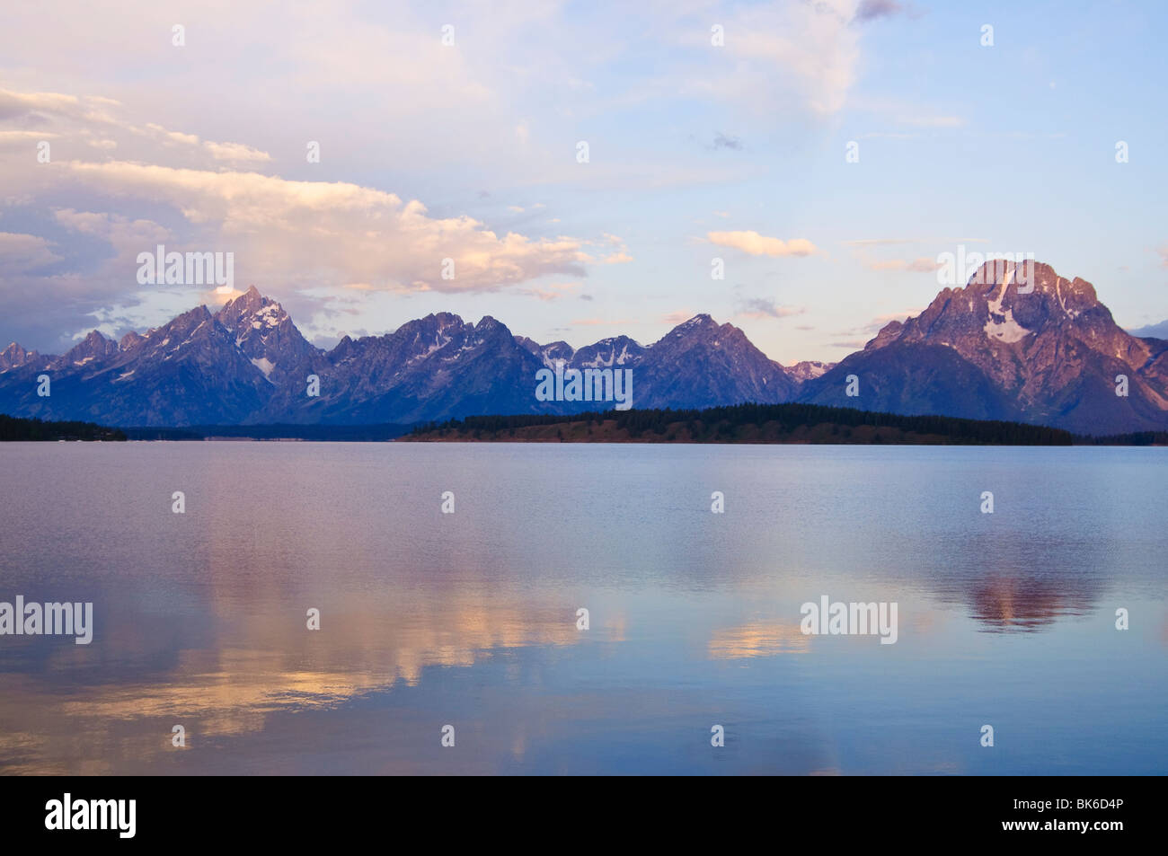 Le Grand Teton Mountains au lever du soleil avec le lac en face Banque D'Images