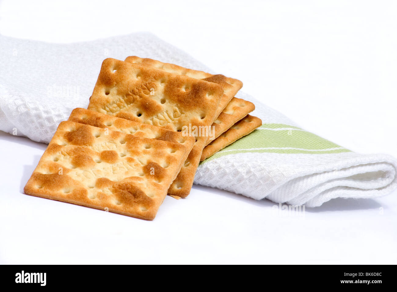 Cream crackers close-up sur baclkground blanc Banque D'Images