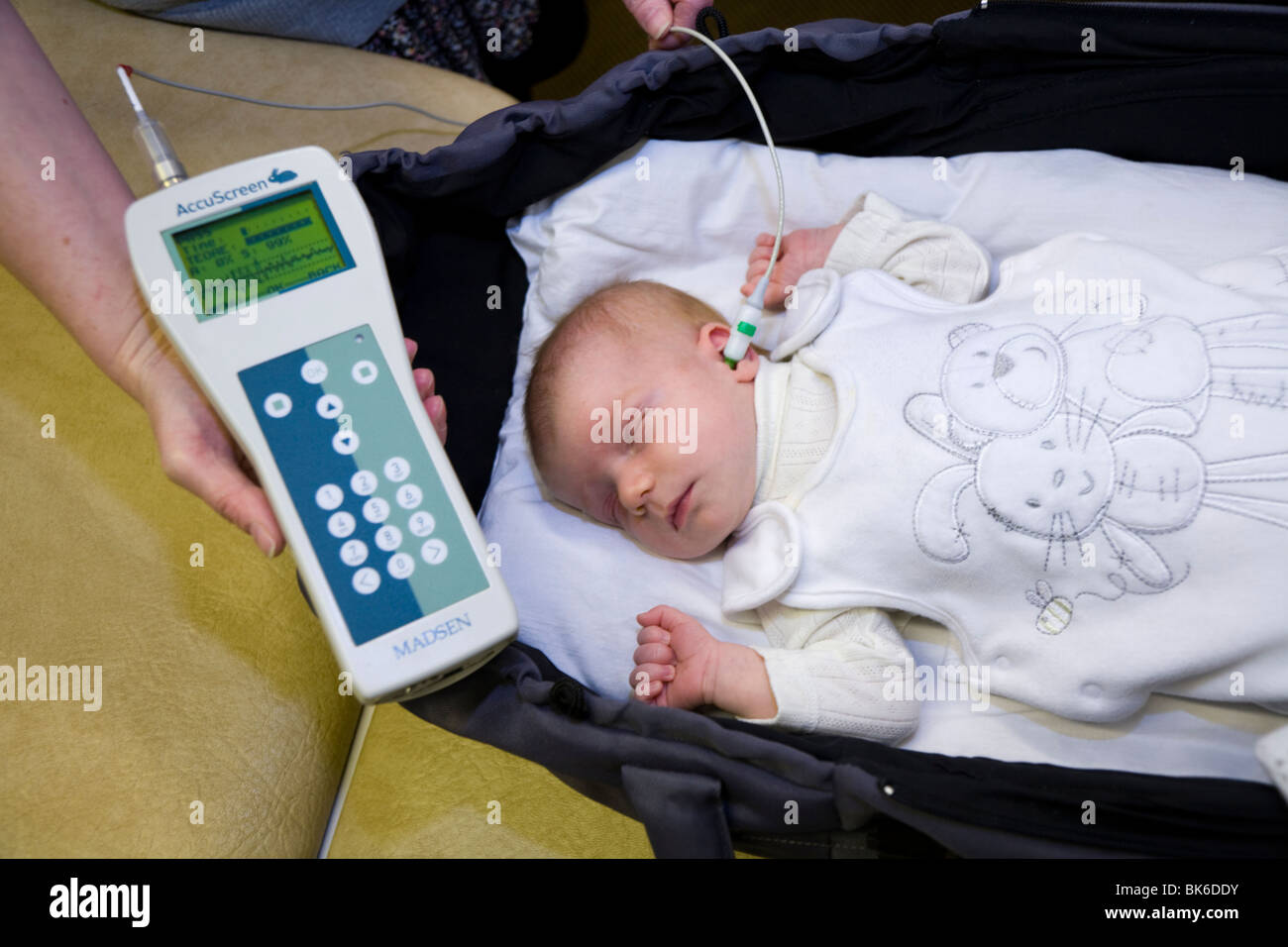 Nouveau Ne Bebe Nouveau Ne Est Soumis A Un Test De Depistage Auditif Neonatal Test D Emissions Oto Acoustiques Automatisees Photo Stock Alamy