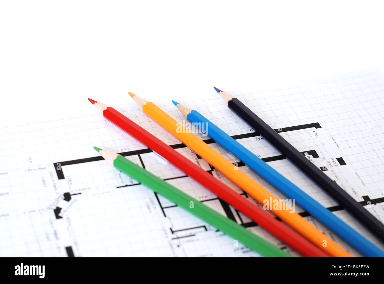 Crayons de couleur et des plans isolés Banque D'Images