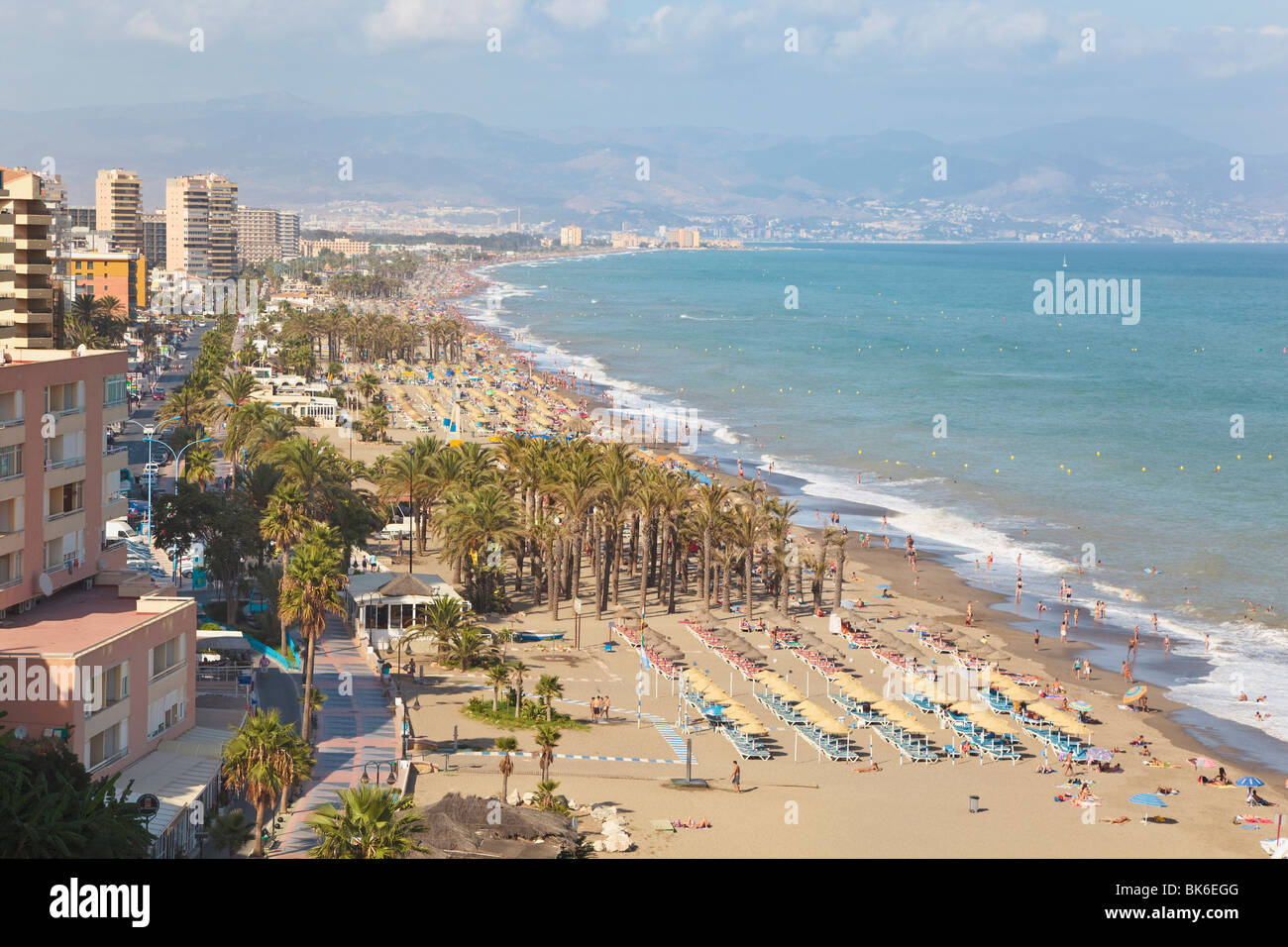 La plage de Bajondillo, Torremolinos, Costa del Sol, Malaga, Espagne Banque D'Images