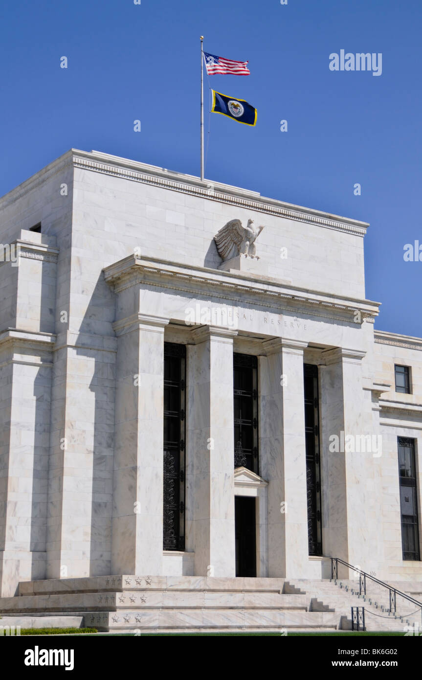 Bâtiment de la Réserve fédérale à Washington DC contre le ciel bleu Banque D'Images