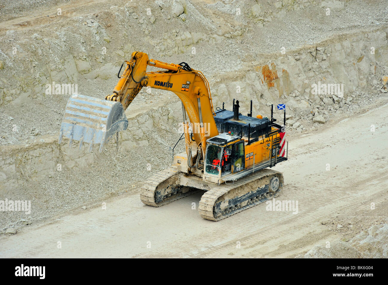 Carrière de calcaire en véhicule excavateur Banque D'Images