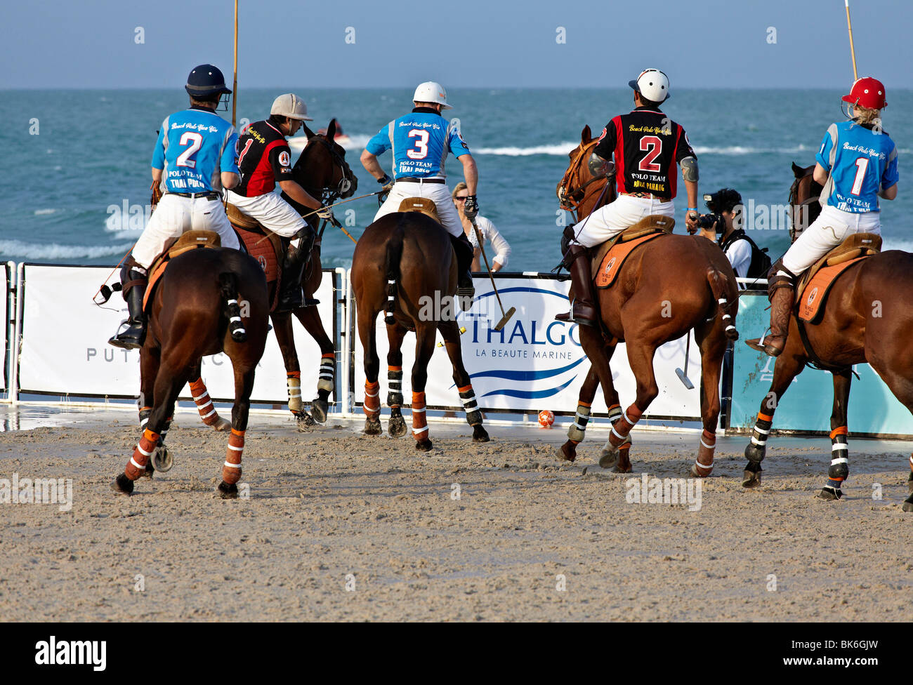 Les cavaliers et chevaux polo action sur une Thaïlande beach polo événement  Photo Stock - Alamy