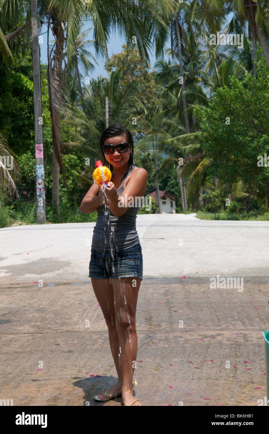 Dame thaïlandaise avec pistolet à eau au Festival Songkran Koh Phangan Thaïlande Banque D'Images