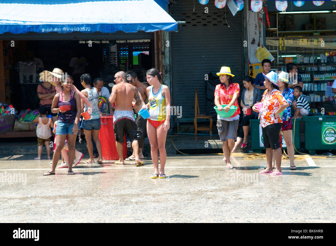 Les gens qui attendent pour s'immerger quelqu'un à Songkran festival à Koh Phangan, Thaïlande Banque D'Images