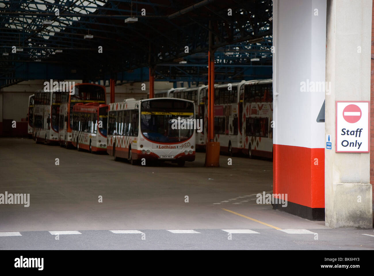 Les bus Lothian dépôt de bus principal à Édimbourg. Banque D'Images