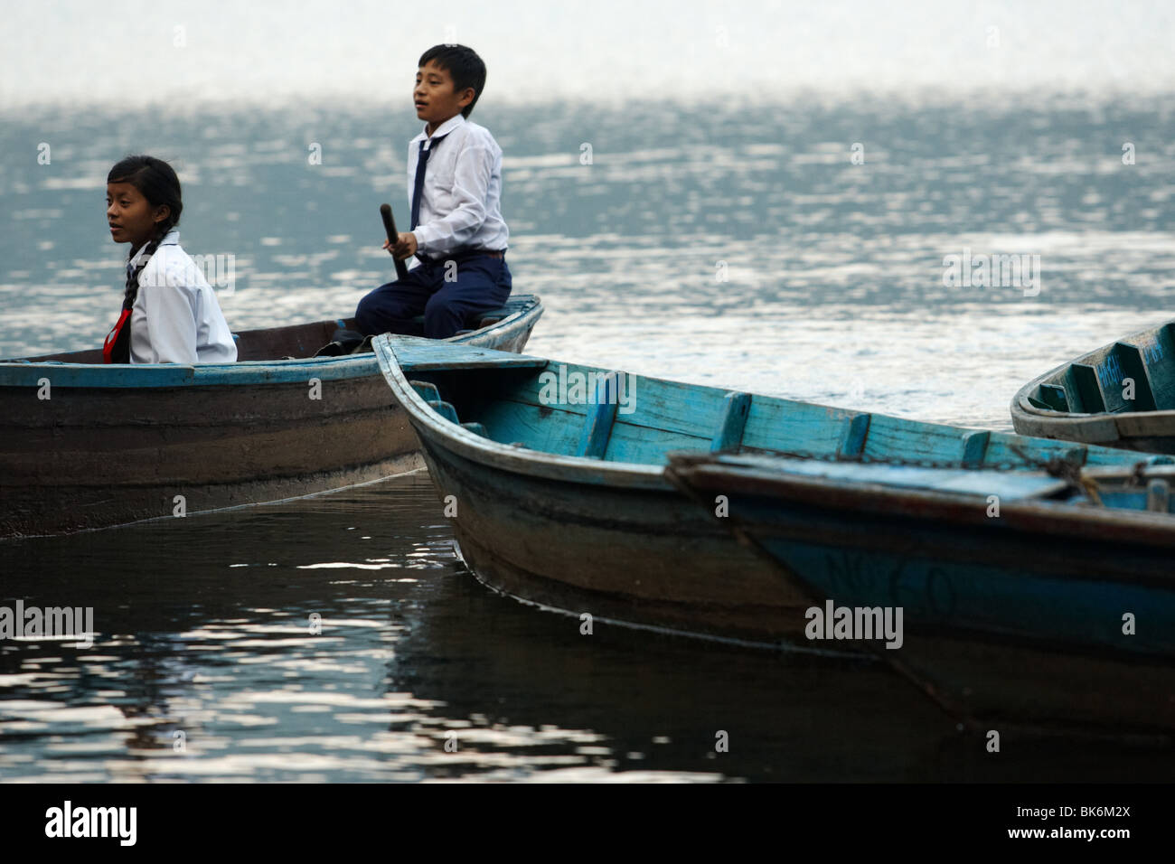 L'école les enfants voyagent un canot sur le lac Pewha à Pokhara (Népal) le lundi 26 octobre 2009. Banque D'Images