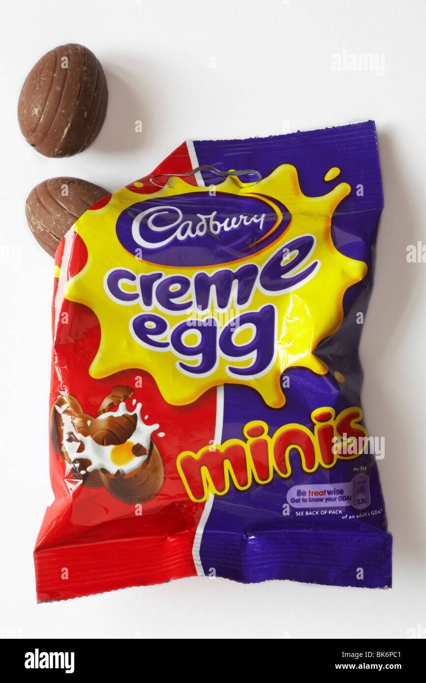 Sac de Cadbury creme egg ouvert avec des minis oeufs provenant des matières déversées renversé isolé sur fond blanc - prêt pour Pâques Banque D'Images