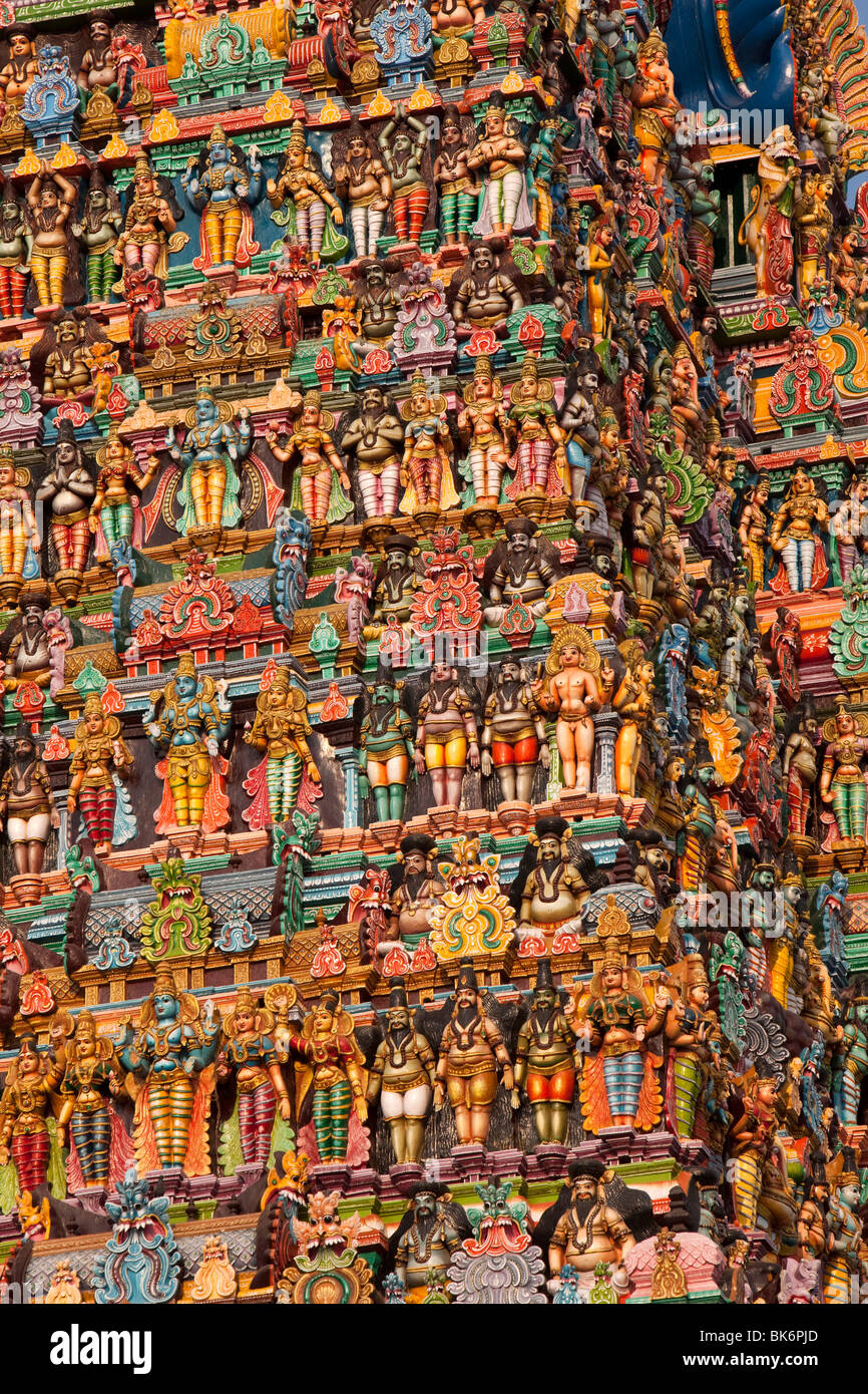 L'Inde, le Tamil Nadu, Madurai, Sri Meenakshi Temple, sud nouvellement restauré, encombrée de gopuram divinités colorées Banque D'Images