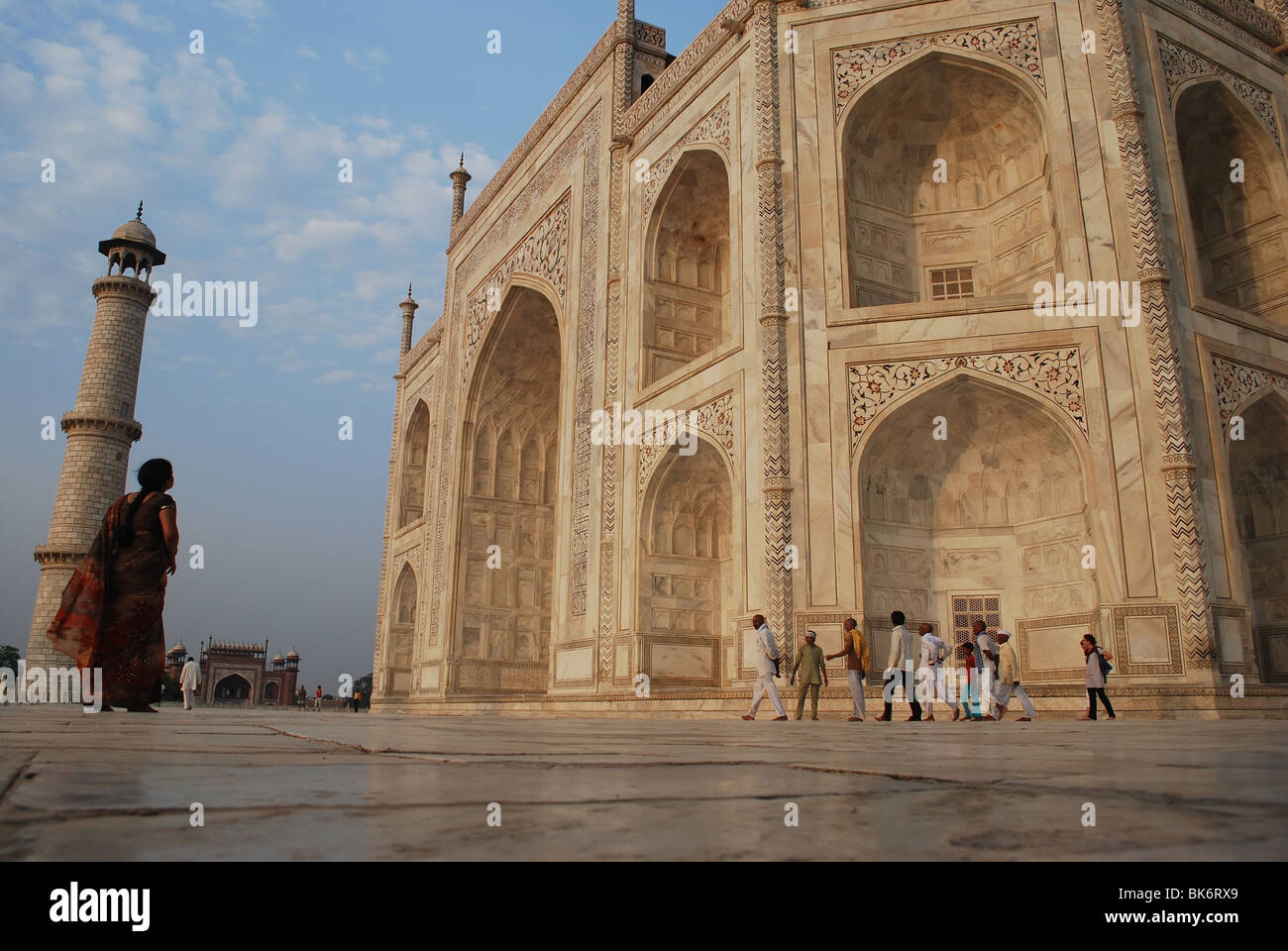 Femme affichage Taj Mahal, Agra, Uttar Pradesh, Inde, Asie Banque D'Images