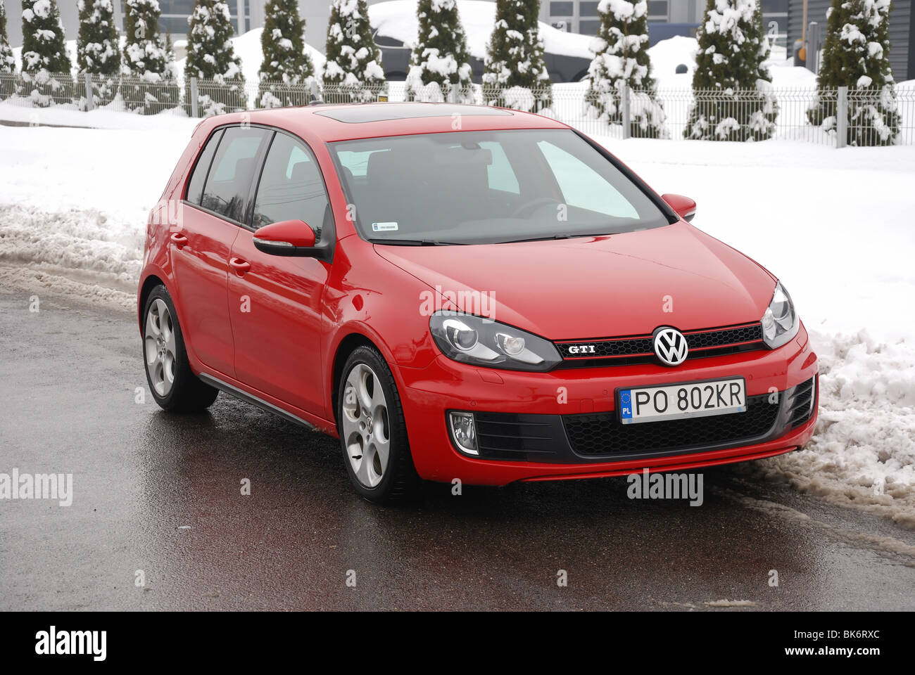 Volkswagen Golf VI GTI - 2009 - rouge métallique - cinq portes (5D) - Français de la classe moyenne inférieure, car le segment C - street Banque D'Images