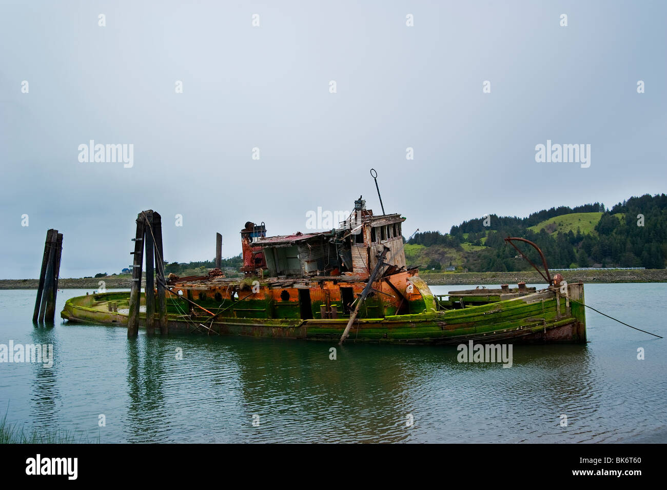 Old weathered bateau ancré dans une baie Banque D'Images