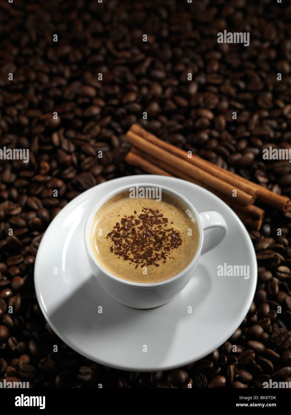 Tasse de café latte avec arrière-plan sur les grains de café au chocolat Banque D'Images