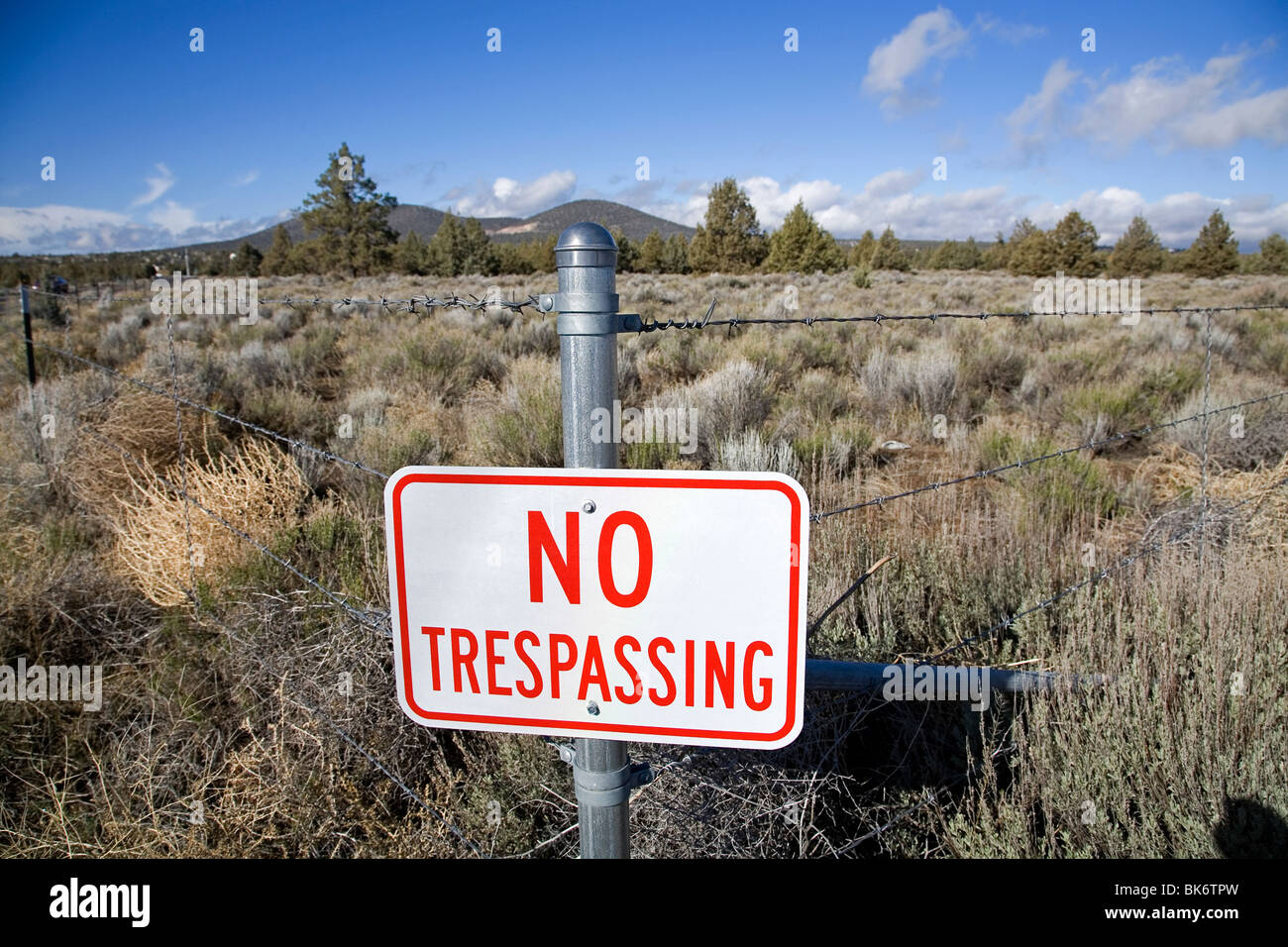 Aucune intrusion d'un signe sur une clôture en fil barbelé Banque D'Images