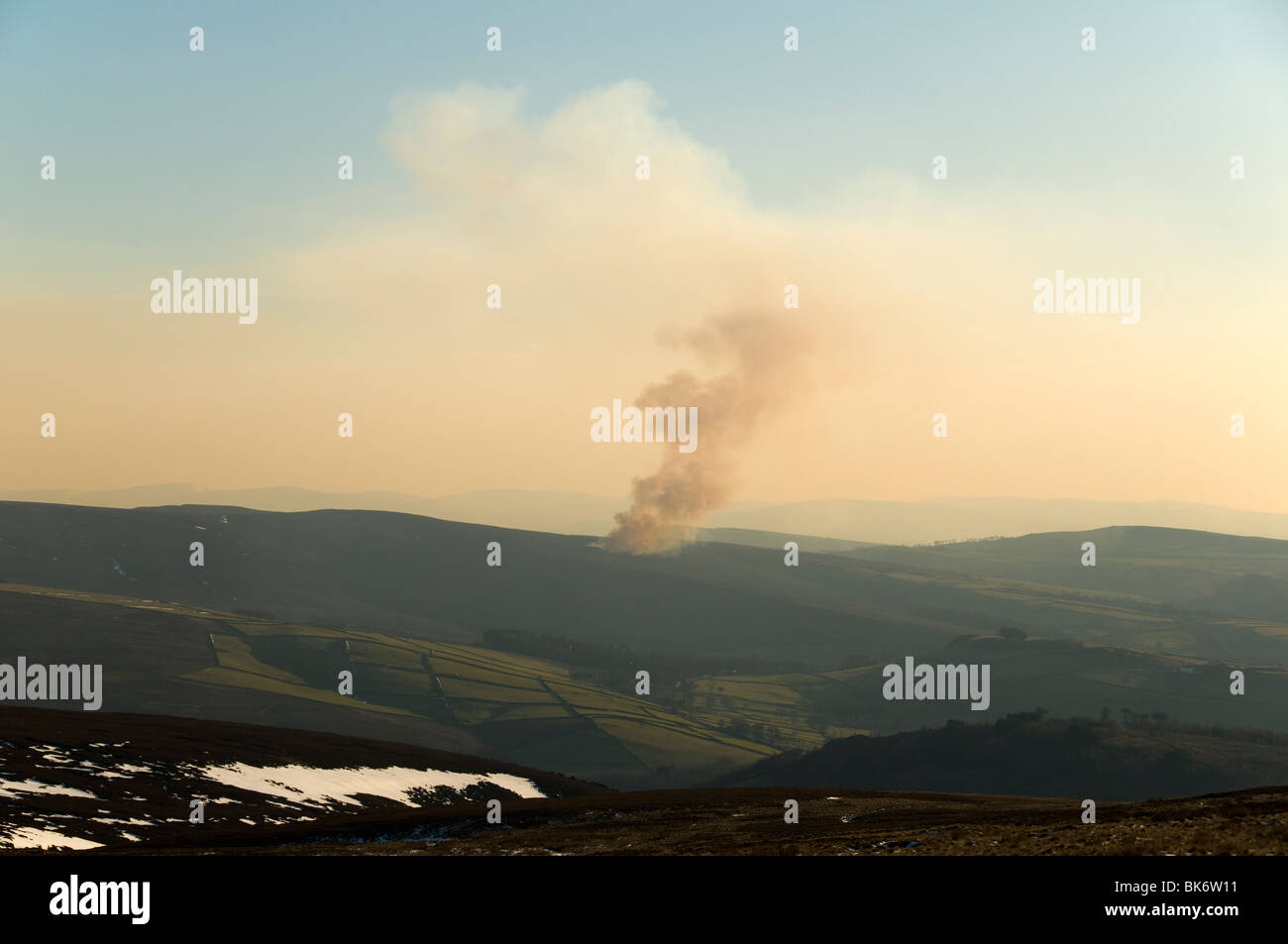 La fumée produite par la combustion de Heather, vus de près de Bleaklow Glossop, Peak District, Derbyshire, Angleterre, RU Banque D'Images