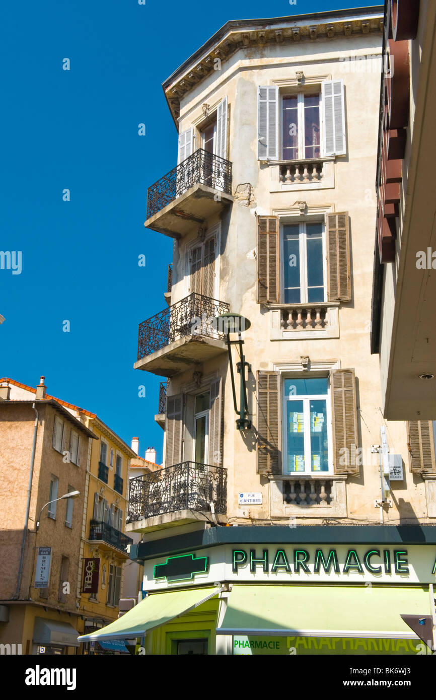 Cannes Rue D'Antibes , immeuble ou maison , Civette tabac typique Carlton ,  magasin , stylo Mont Blanc signer & fenêtres & volets Photo Stock