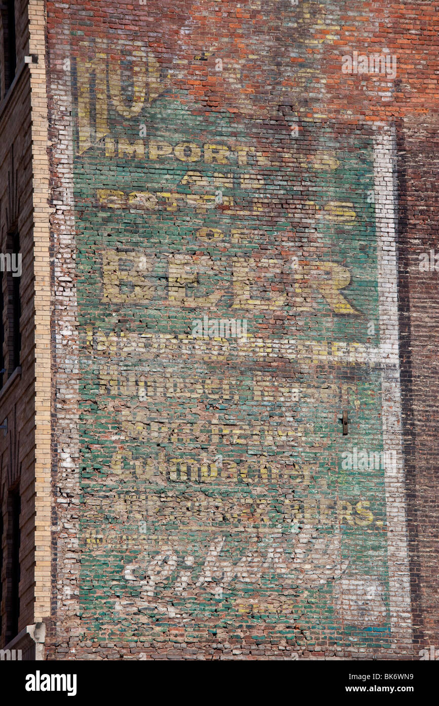 Panneau publicitaire de la bière s'est évanouie à Tribeca, New York Banque D'Images