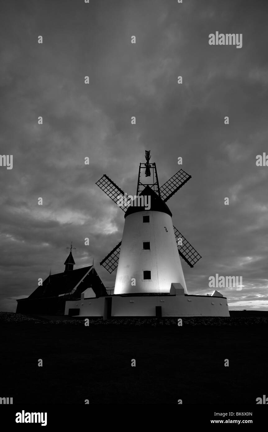 Un moulin et un hangar à bateaux moody, Lytham au crépuscule en monochrome Banque D'Images