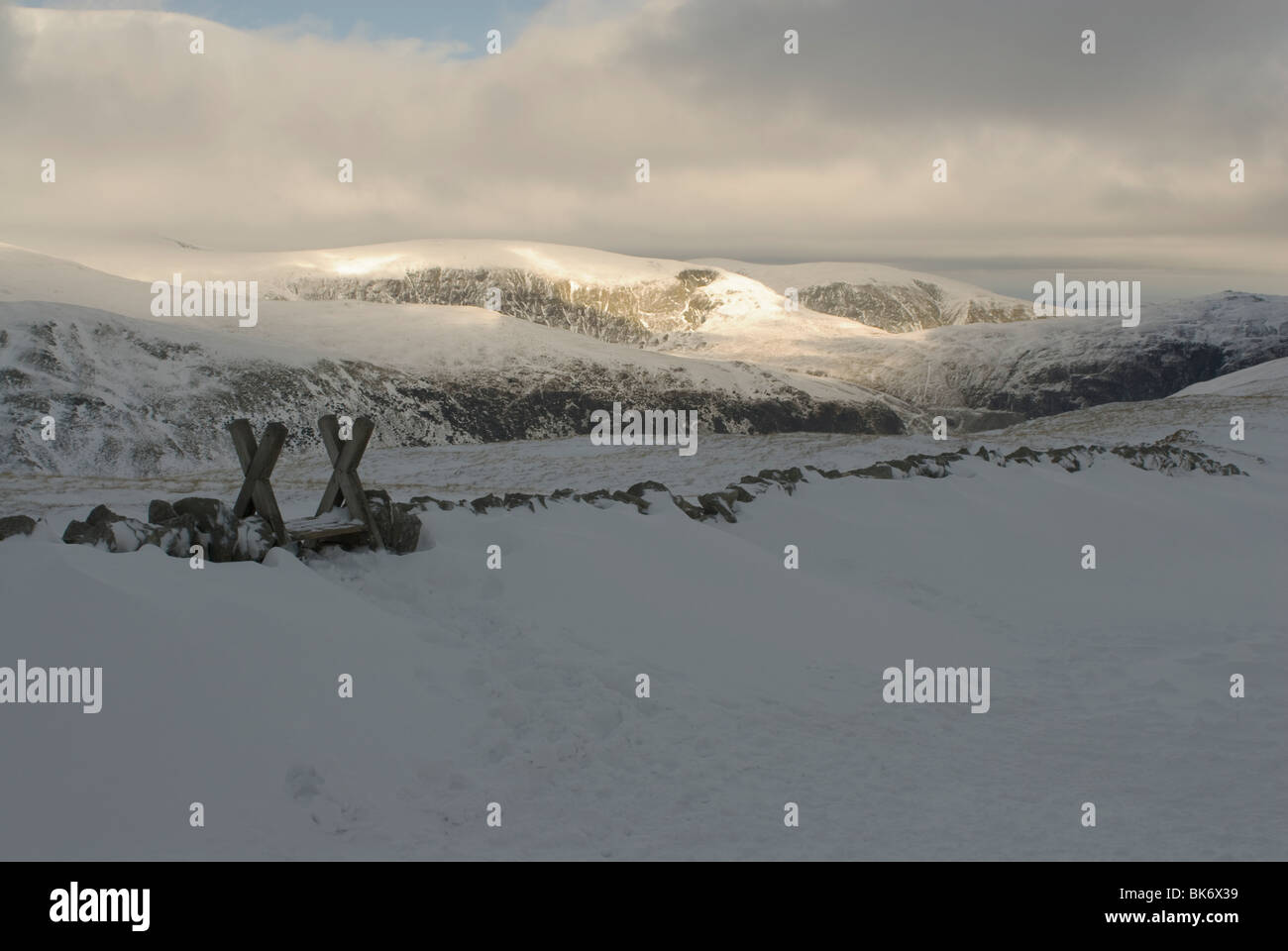 La neige profonde sur les approches à Helvellyn, Lake District Banque D'Images