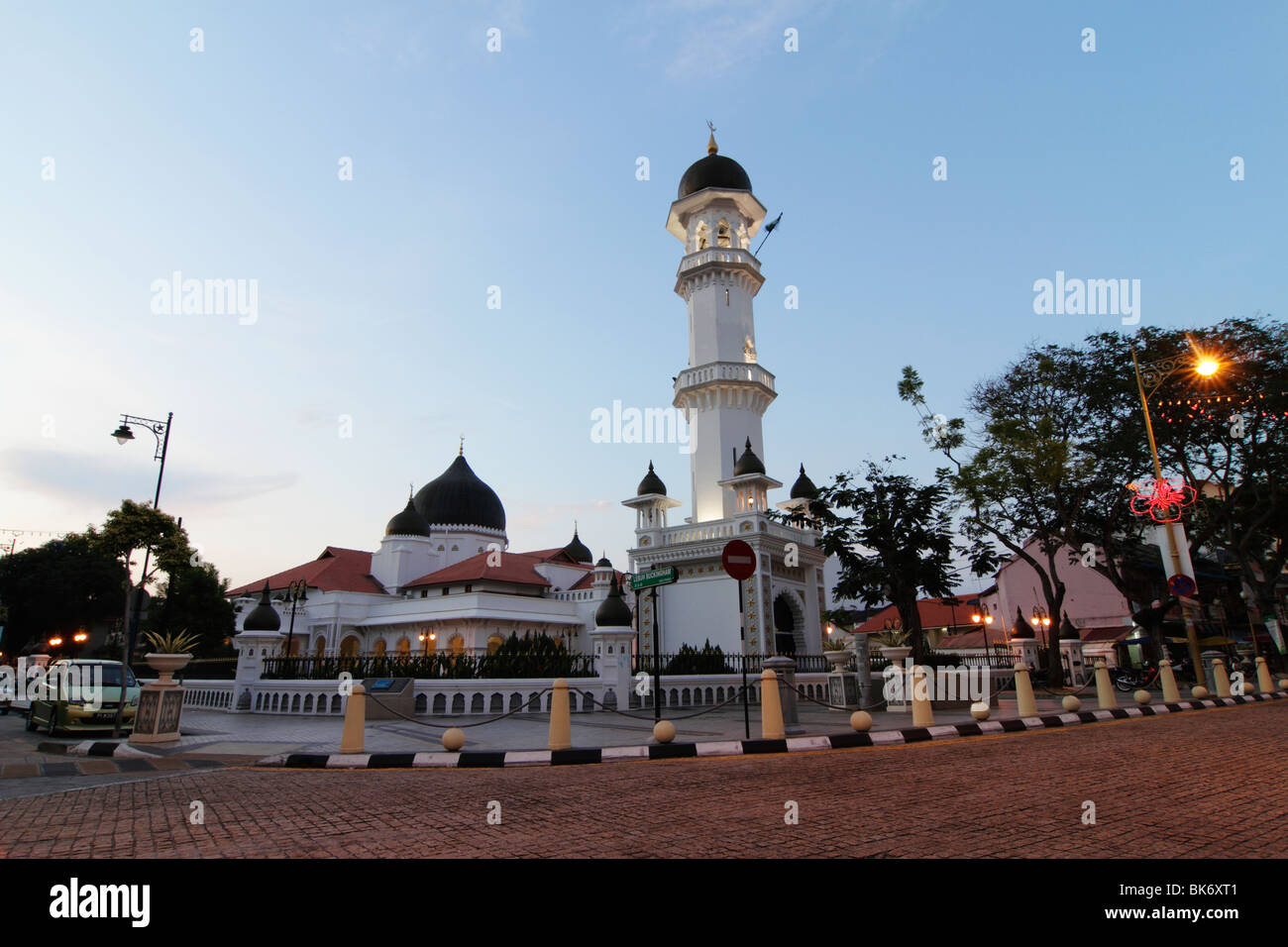 Vue avant de la mosquée de Kapitan Keling à Penang, Malaisie Banque D'Images