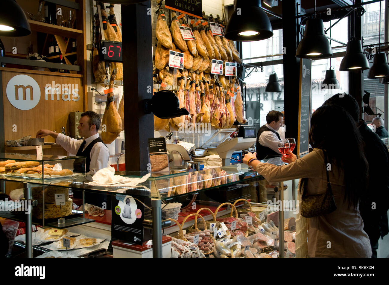 Butcher Mercado de San Miguel Madrid Marché Ville Jamon Serrano Iberico Banque D'Images