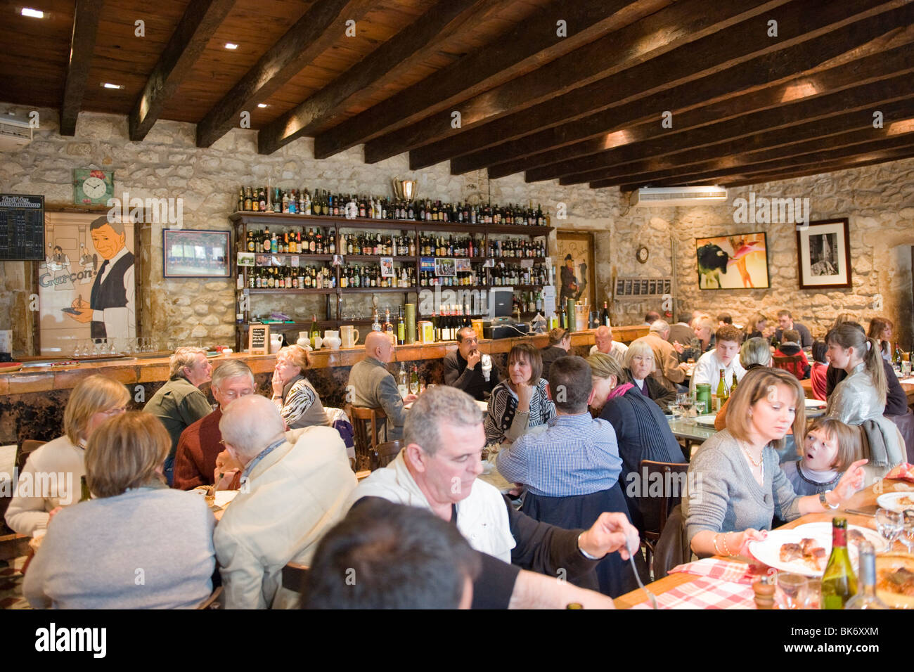 France Paradou Province Bistrot du Paradou vous diners manger restaurant de l'établissement ferme des tables en bois et les chevrons Banque D'Images