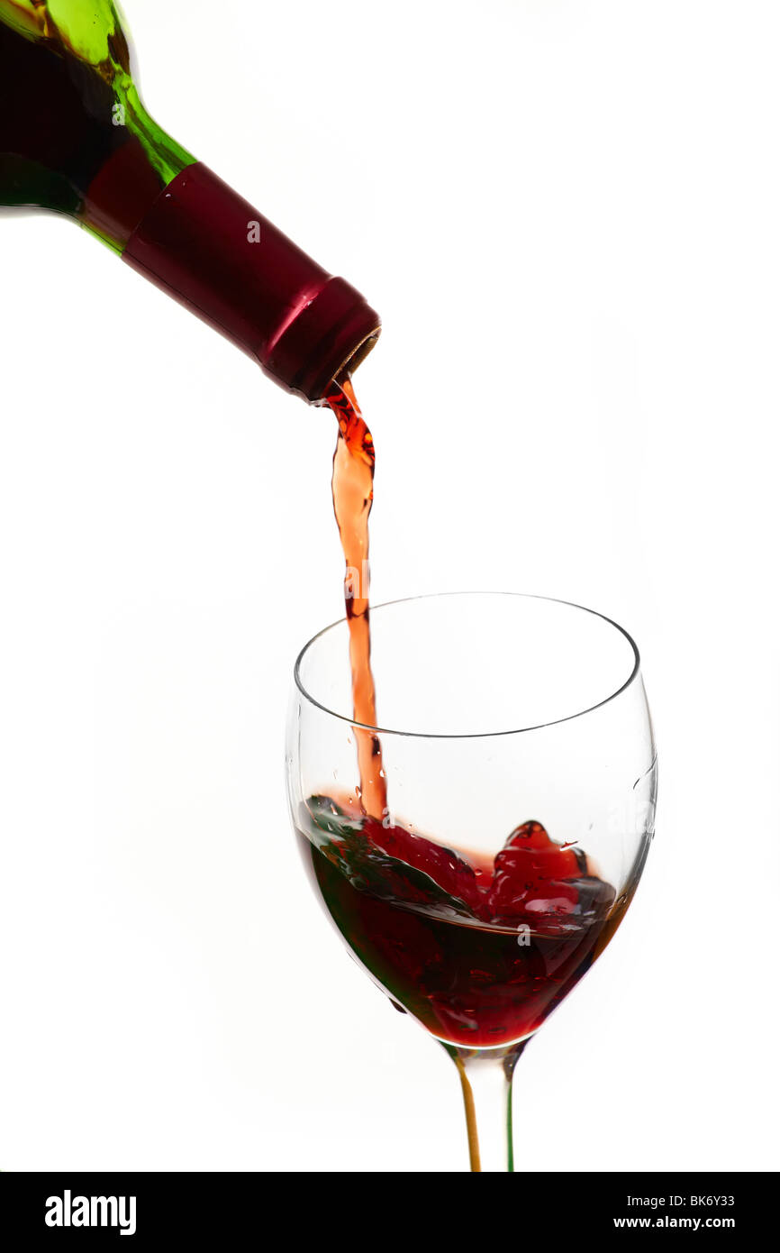 Remplissage d'un verre de vin rouge, verre Banque D'Images