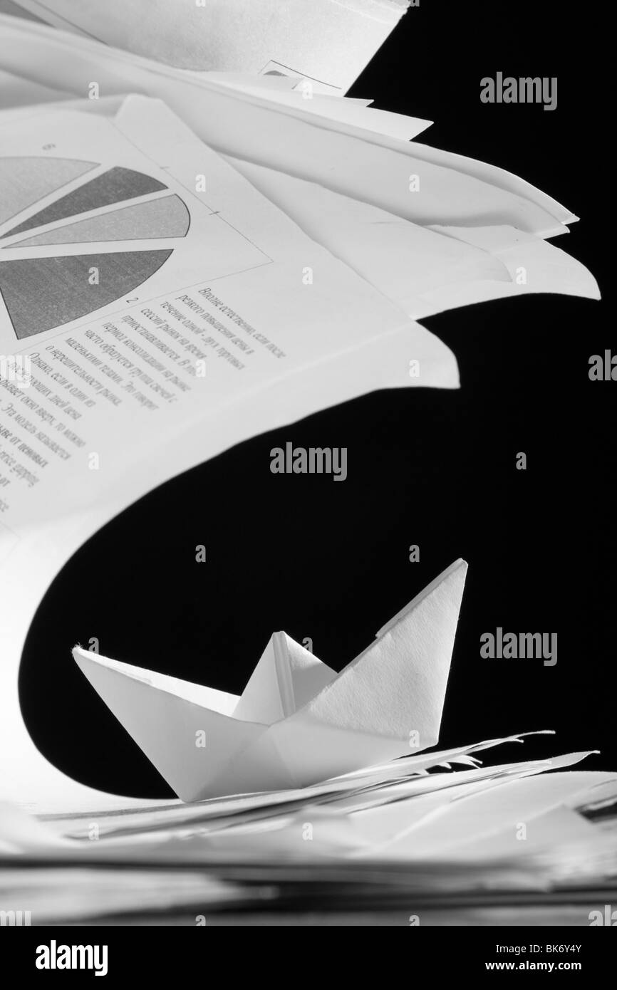 Concept d'affaires, papier et documents tsunami bateau Banque D'Images