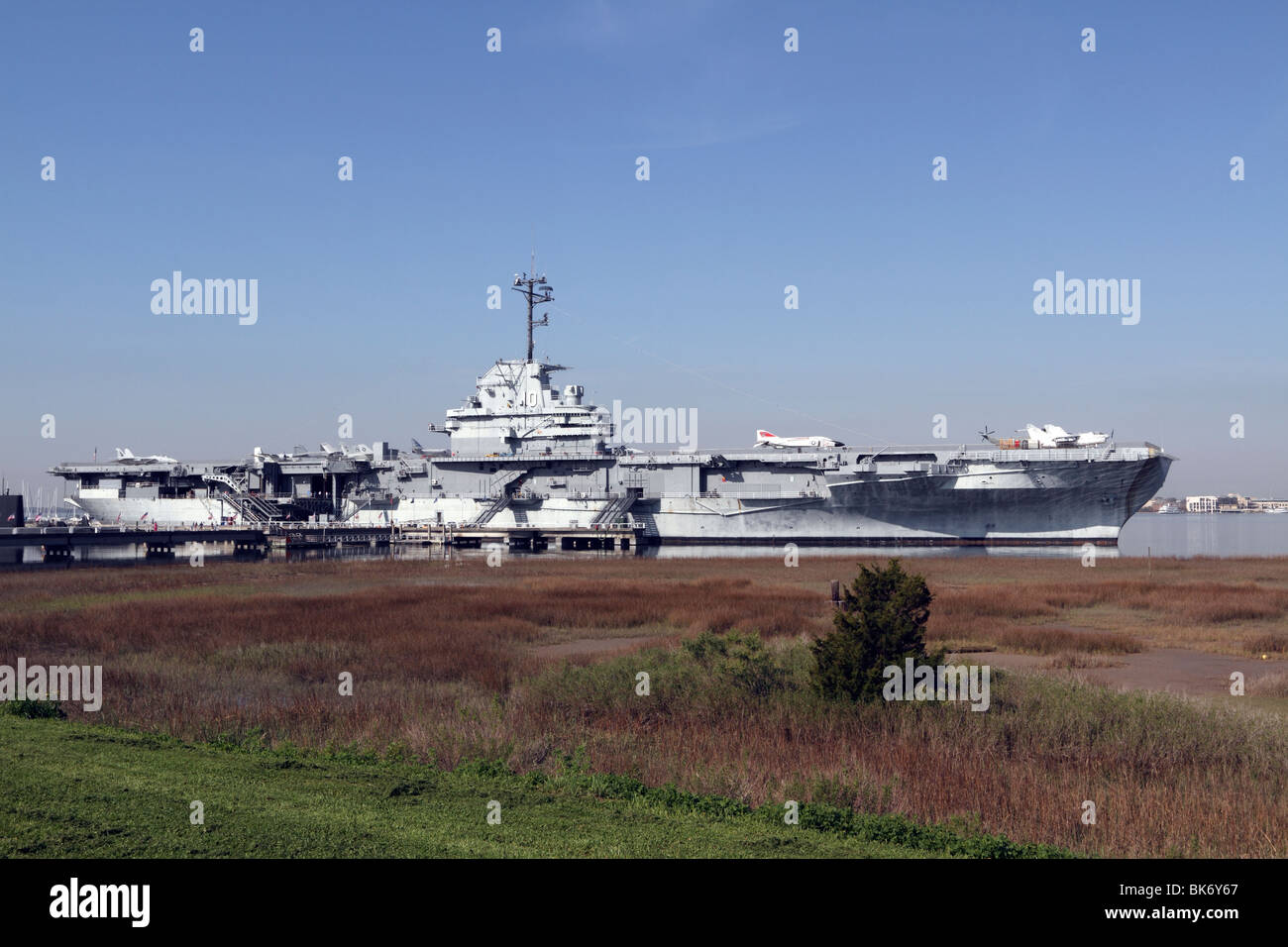 USS Yorktown, porte-avions accosté à Patriots Point, Mount Pleasant, SC de l'autre côté de la rivière Cooper de Charleston, SC Banque D'Images