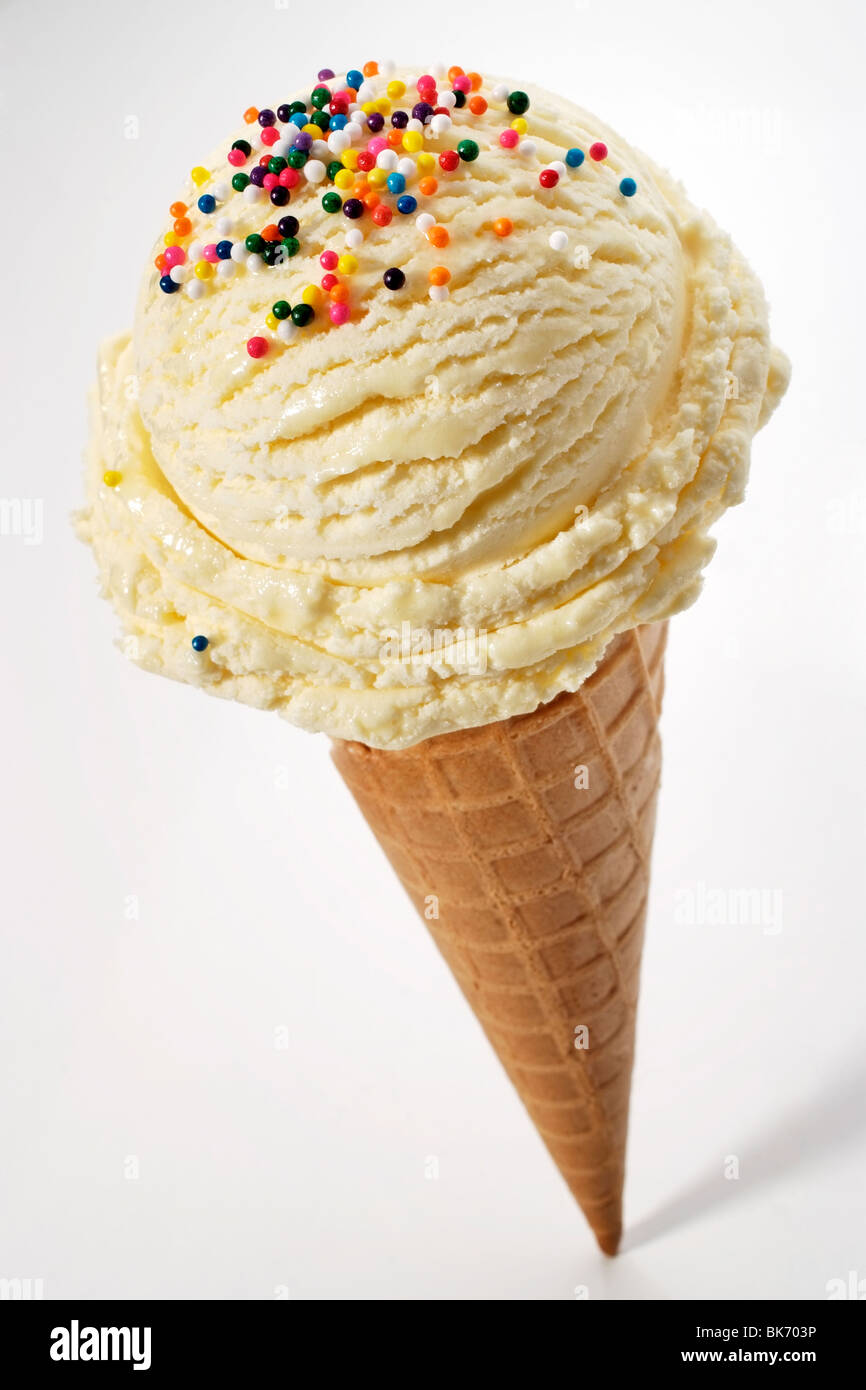 Vanilla Ice cream cone avec sprinkles Banque D'Images
