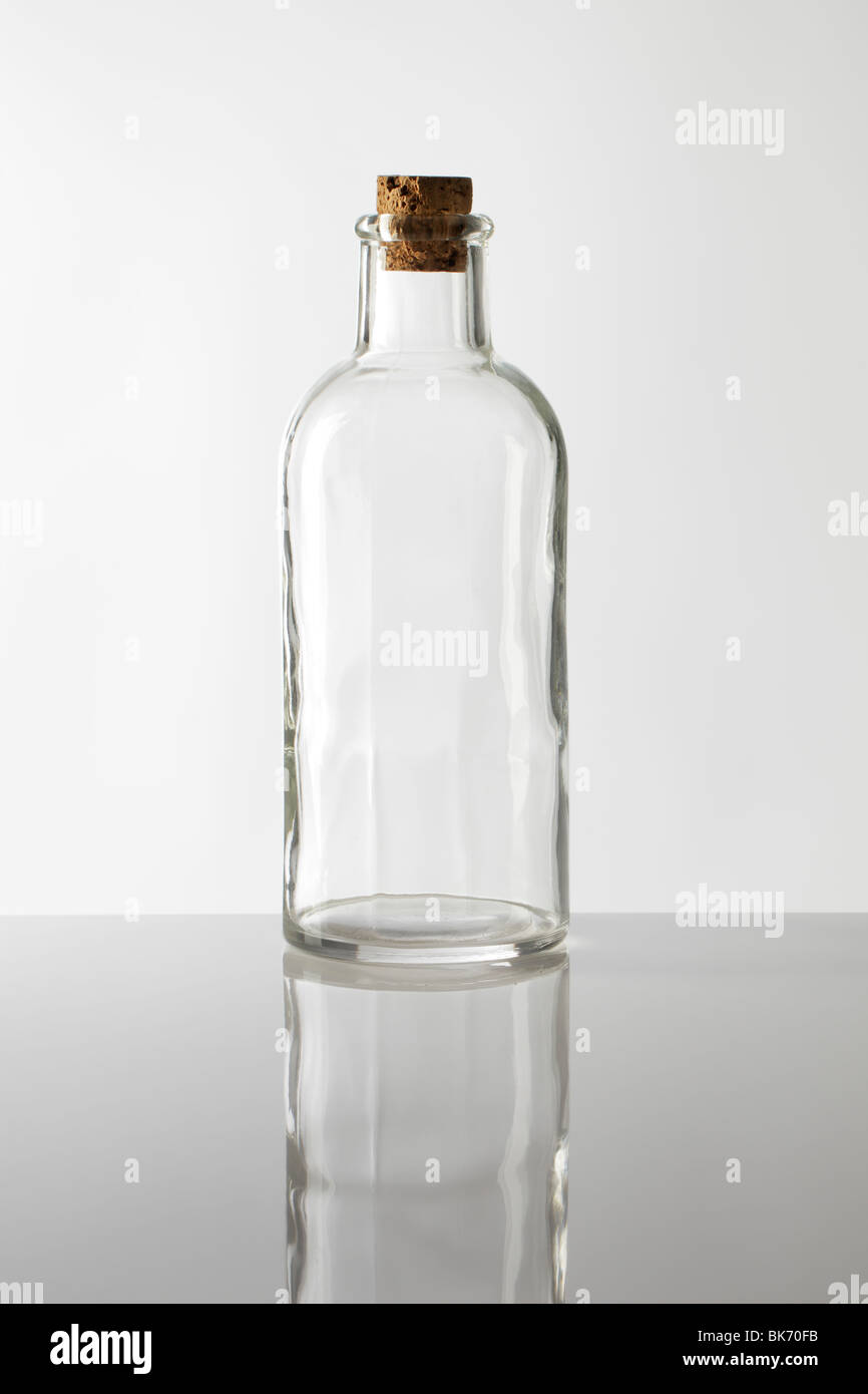 Une ancienne bouteille en verre avec bouchon en liège Banque D'Images