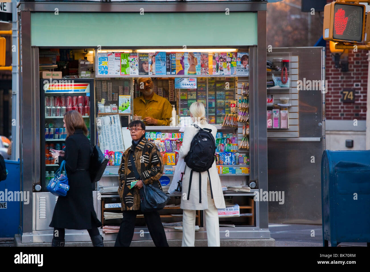 Vendeur musulman à un kiosque à journaux à Manhattan, New York City Banque D'Images