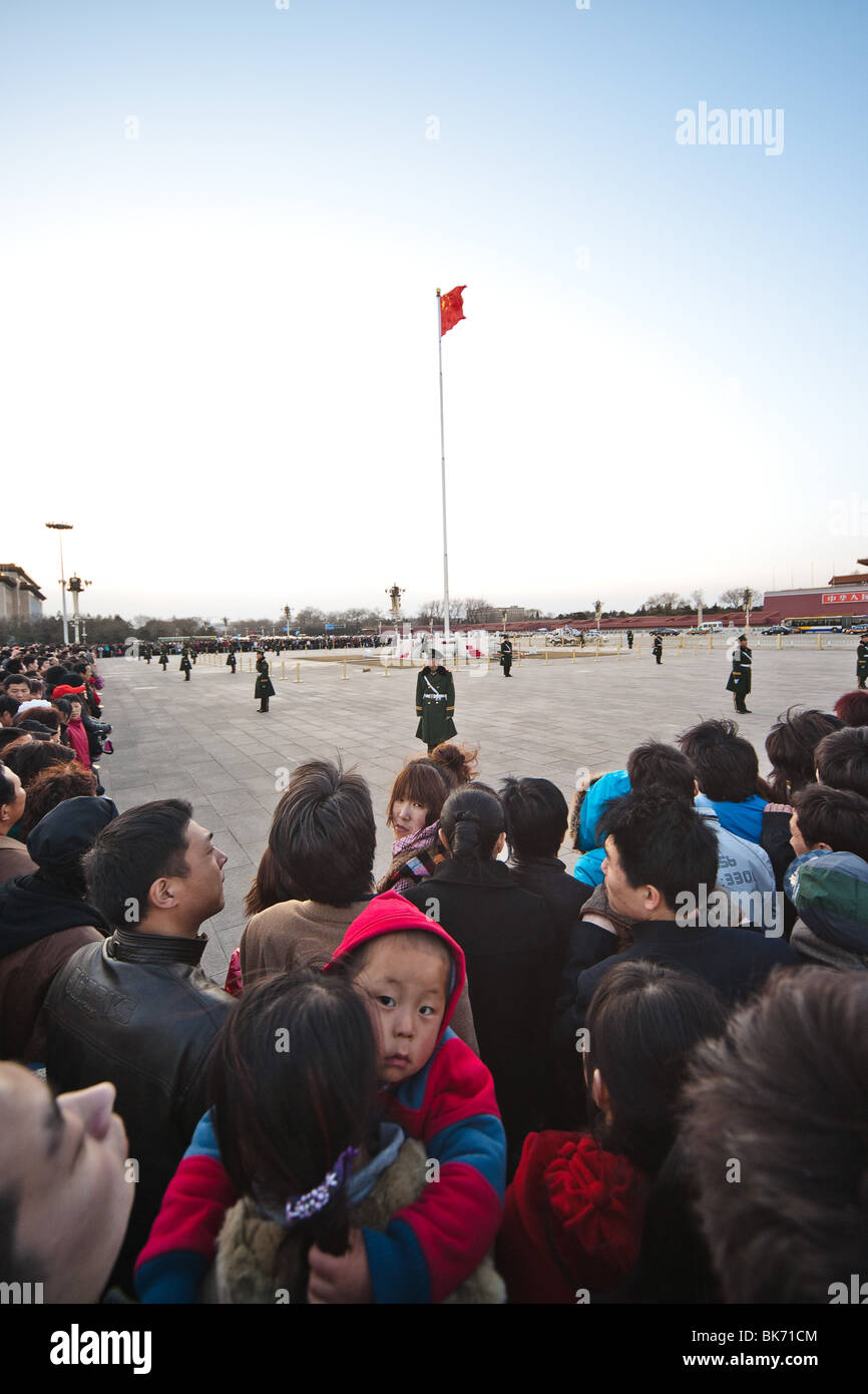 Foule regardant une cérémonie du drapeau avec présence militaire à la place Tian'anmen à Beijing, Chine. Banque D'Images