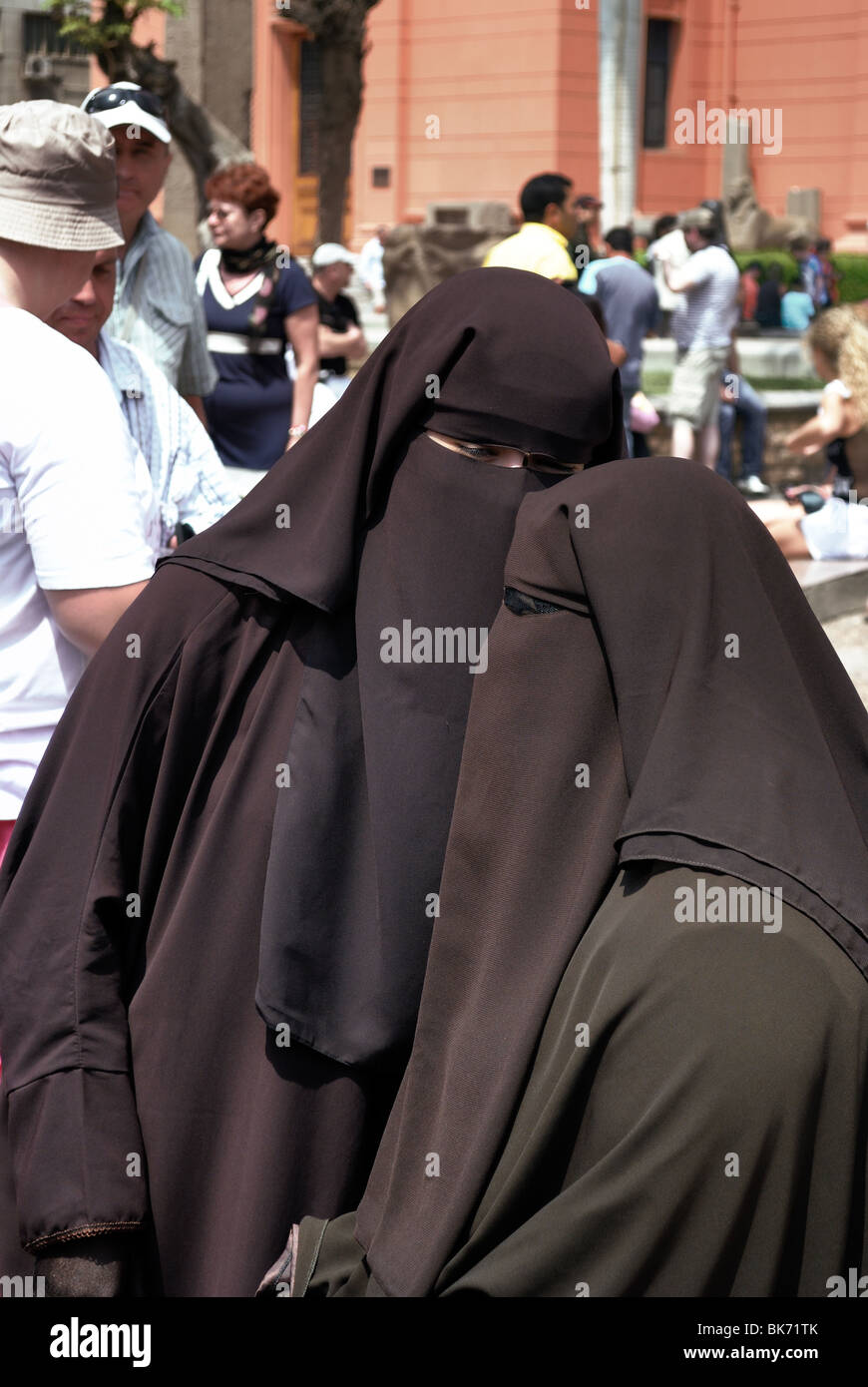Les femmes musulmanes portant la burqa, vêtement complet Le Caire, Egypte Banque D'Images
