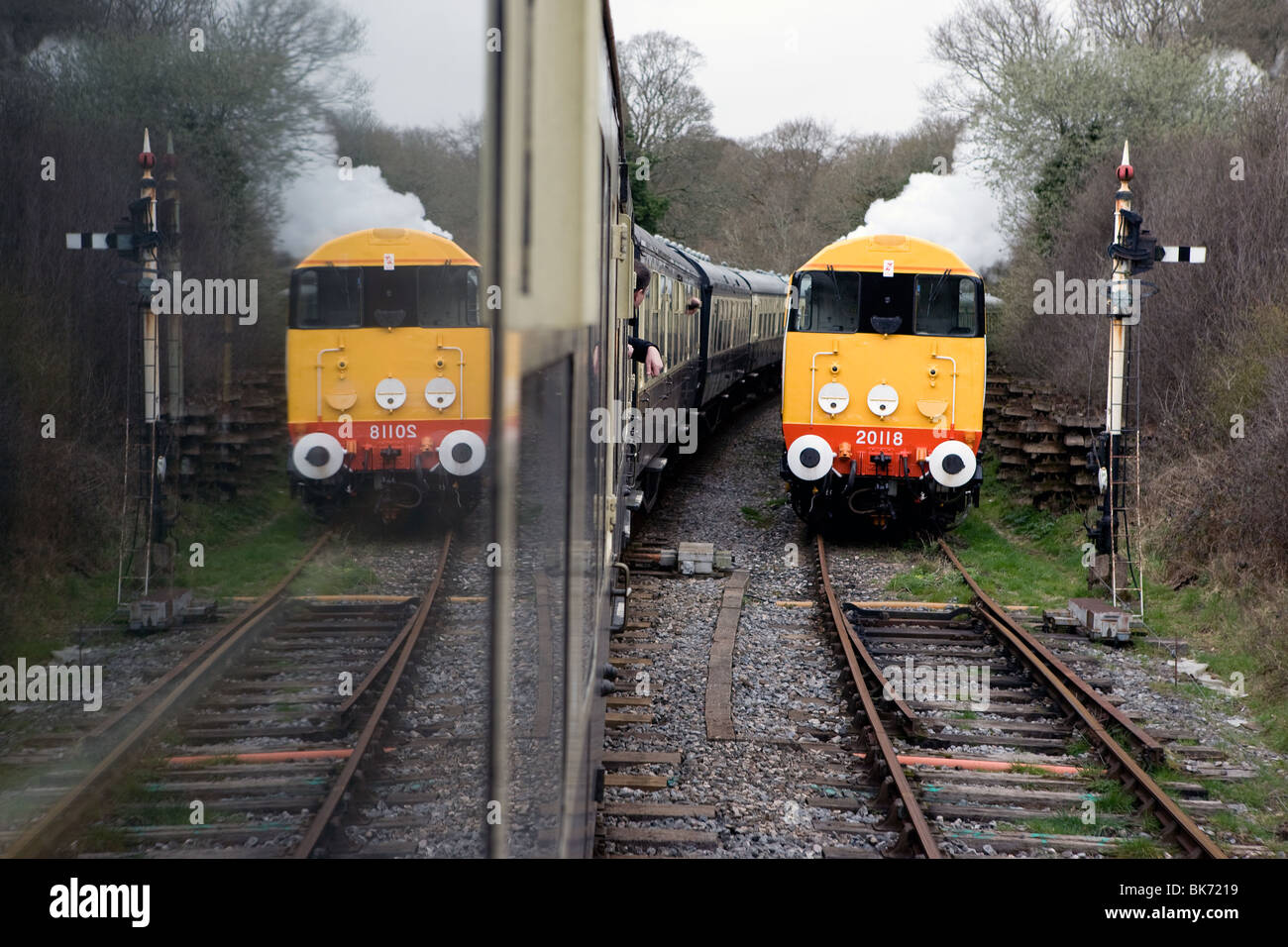 Un train diesel et son reflet. Banque D'Images