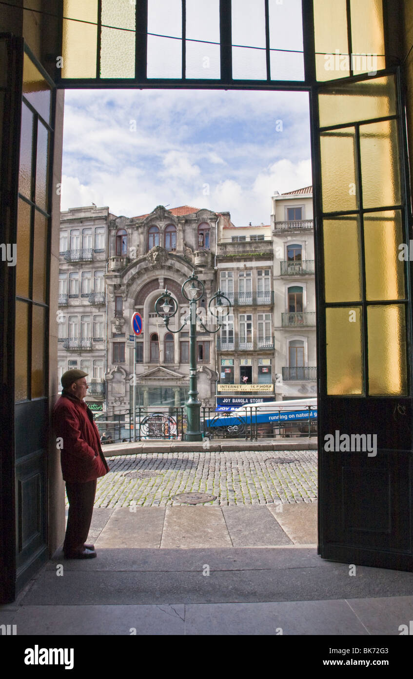 Homme portugais dans une entrée de porte, la gare de São Bento, la gare centrale et site historique de Porto (Porto), Portugal, Europe. Banque D'Images