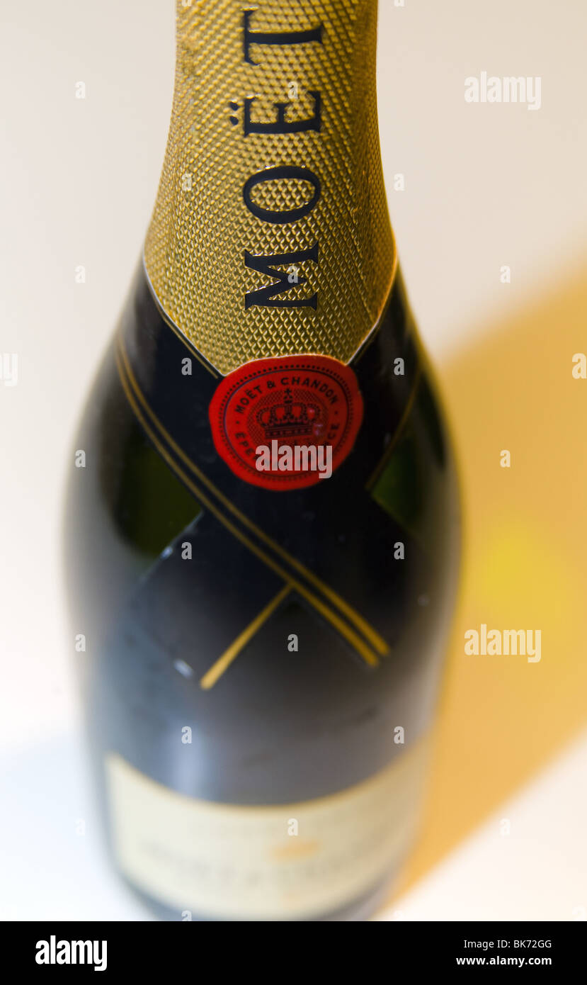 Gros plan d'une bouteille de champagne Moet Chandon français célèbre Banque D'Images