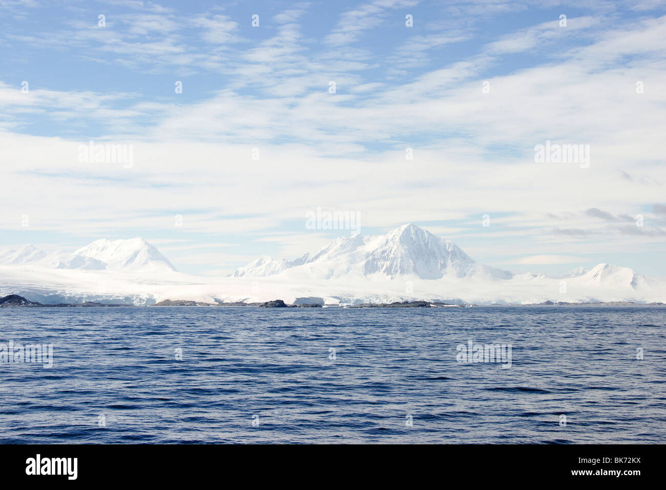 L'antarctique scenic. Montagnes couvertes de neige, ciel bleu et bleu océan. Banque D'Images