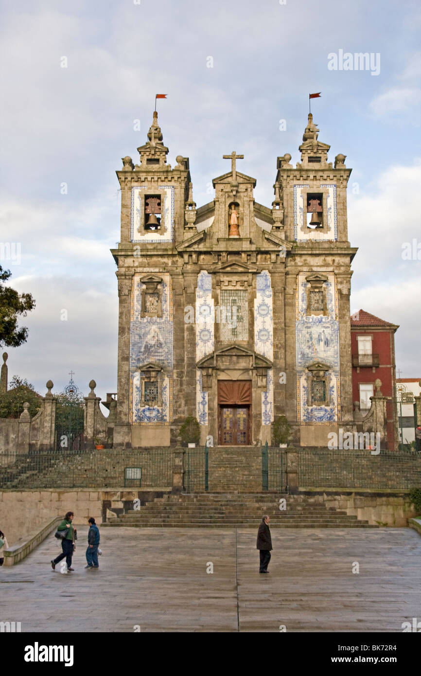 Le sol carrelé façade de l'église de San Ildefonso, ville de Porto (Porto) aussi connu comme site du patrimoine mondial de l'UNESCO, le nord du Portugal. Banque D'Images