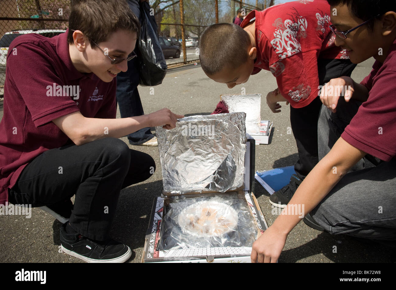 Les élèves s'mores cook dans boîte à pizza fours solaires Banque D'Images