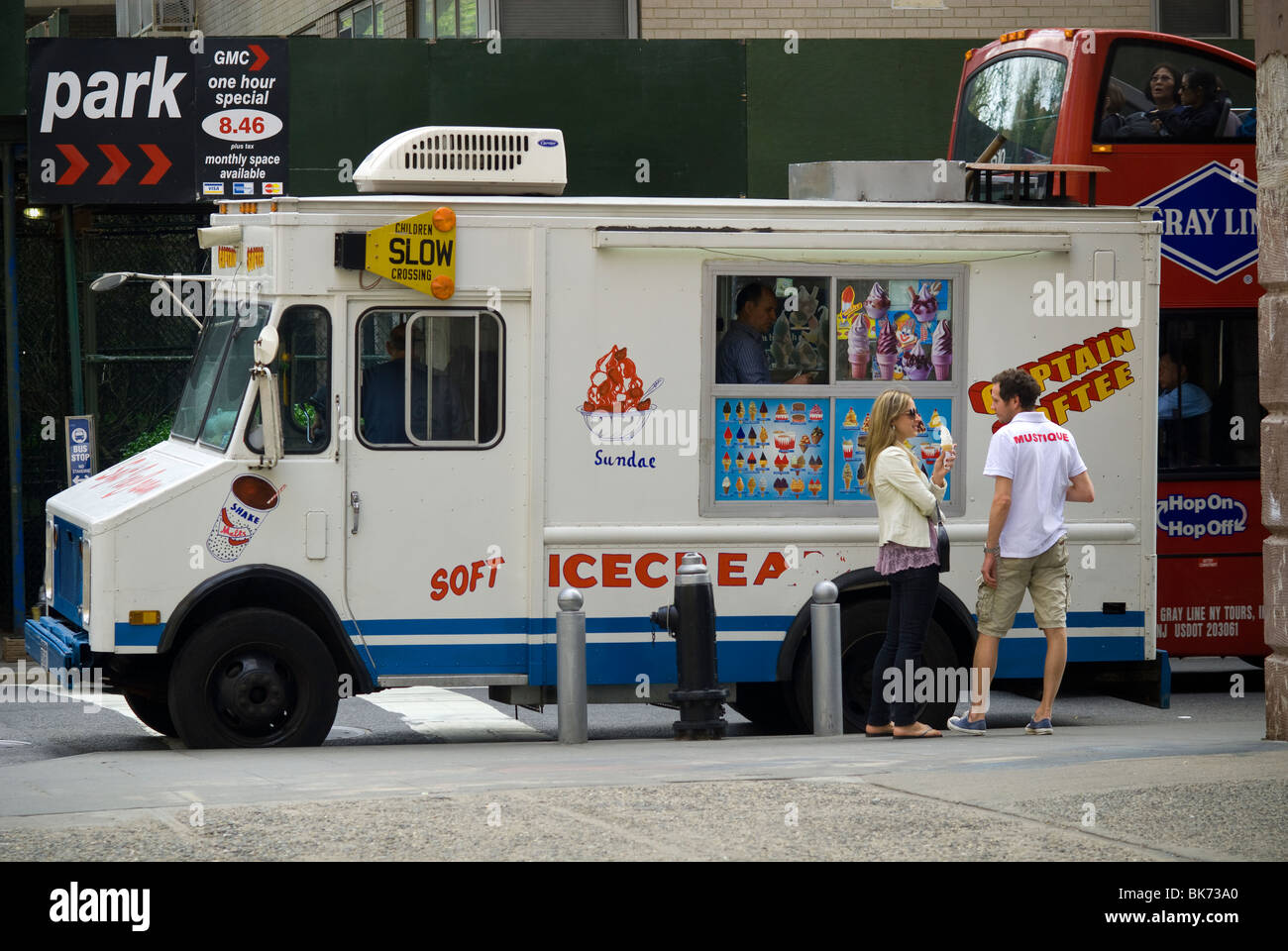 Les amateurs de crème glacée glacée de profiter d'un traitement d'un capitaine Softee soft ice cream truck à Greenwich Village à New York Banque D'Images