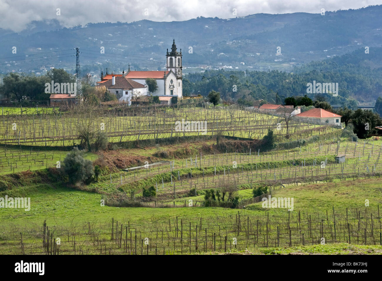 Un paysage dominé par une église et collines verdoyantes, la région de vin Vinho Verde au nord du Portugal. Banque D'Images