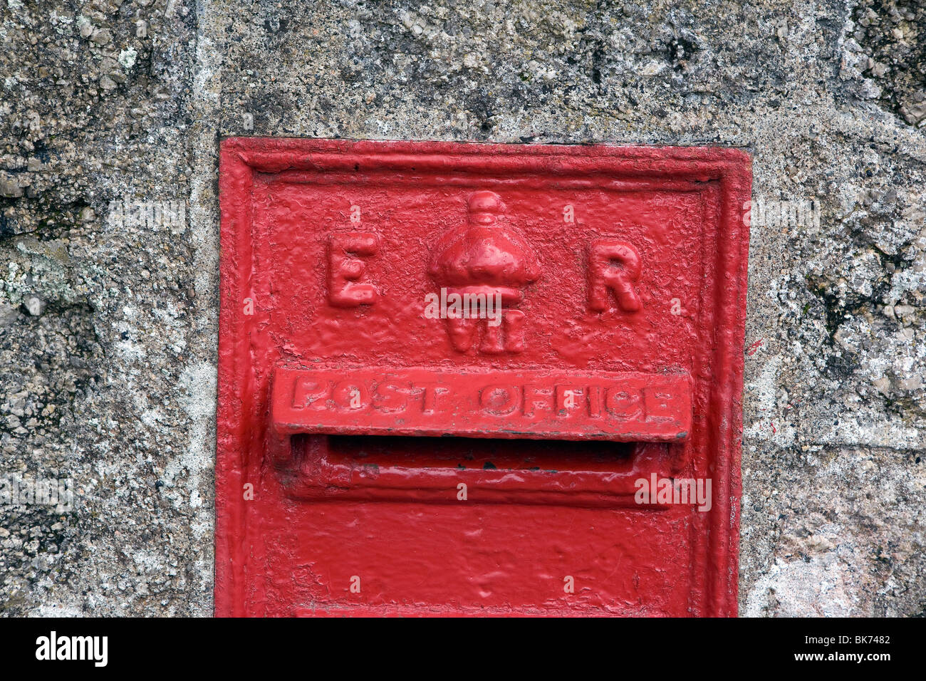 Un Edward VII postbox dans un mur de pierre. Banque D'Images