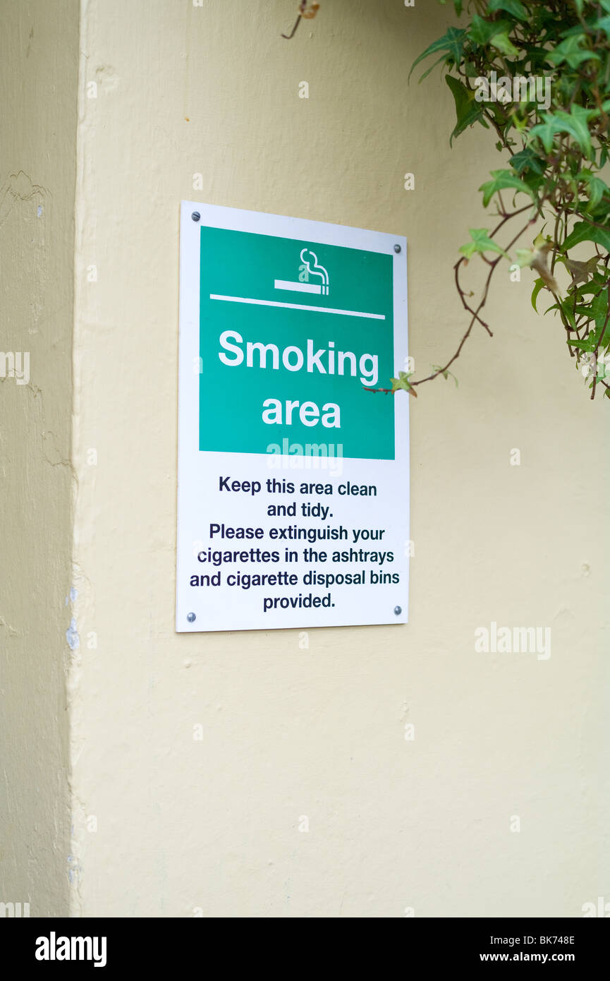 Espace fumeurs affiche à l'extérieur de Public House UK Banque D'Images