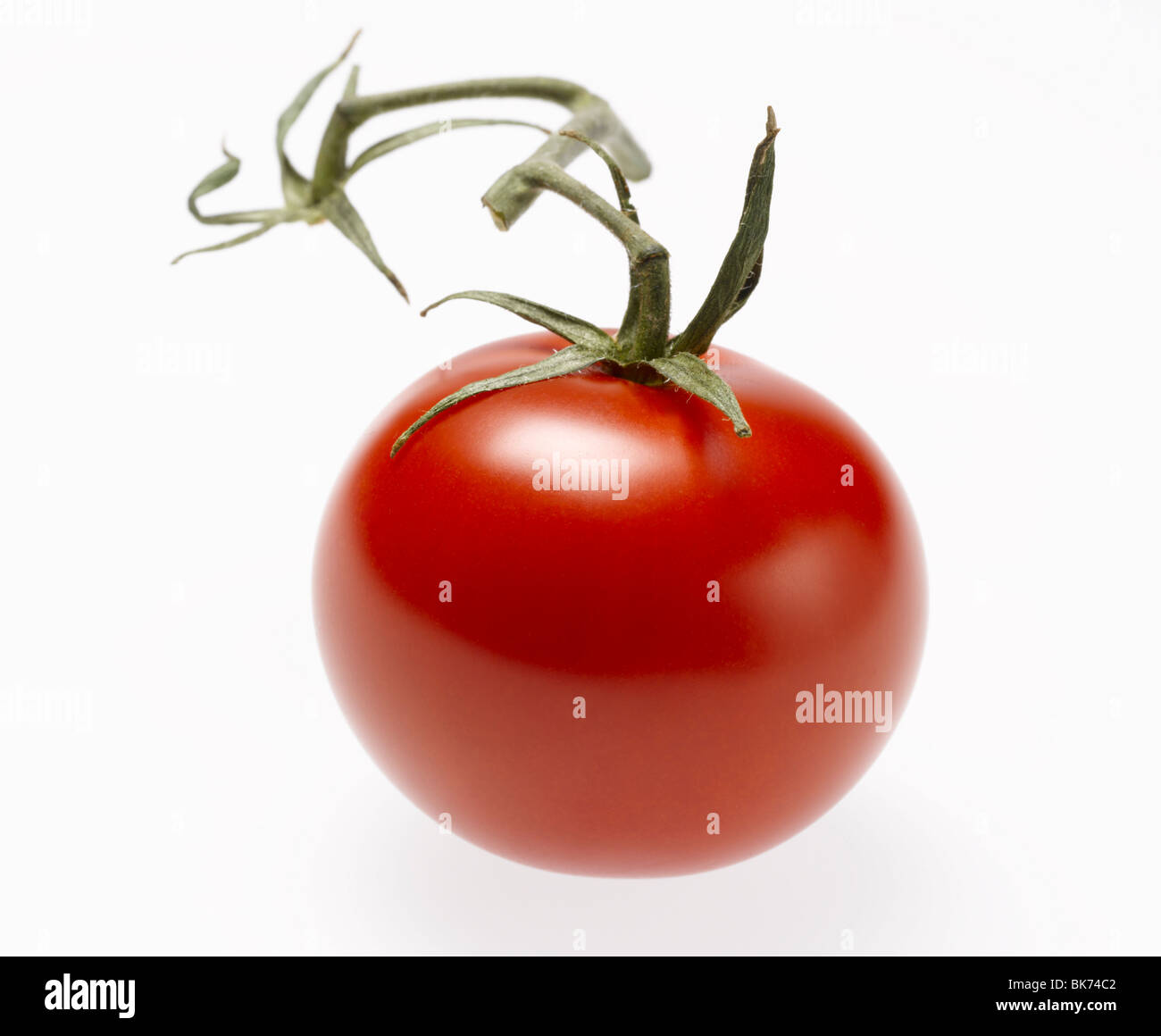 Tomate cerise rouge vert avec haut et tige sur fond blanc Banque D'Images