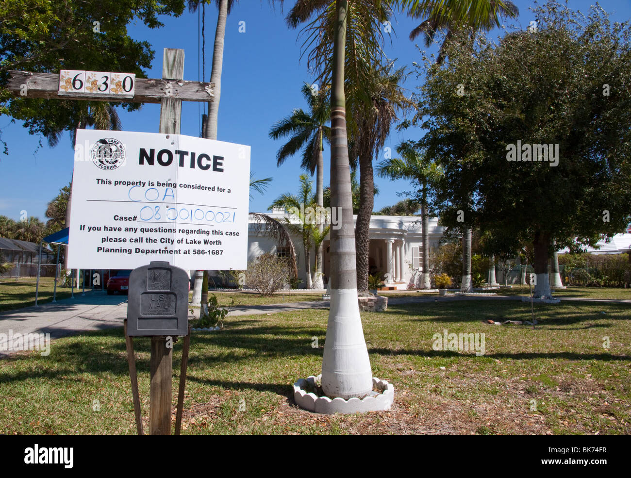 Signe de pré-forclusion en face d'une maison unifamiliale dans la région de Lake Worth, en Floride. Banque D'Images Signe de pré-forclusion en face d'une maison unifamiliale dans la région de Lake Worth, en Floride. Banque D'Images