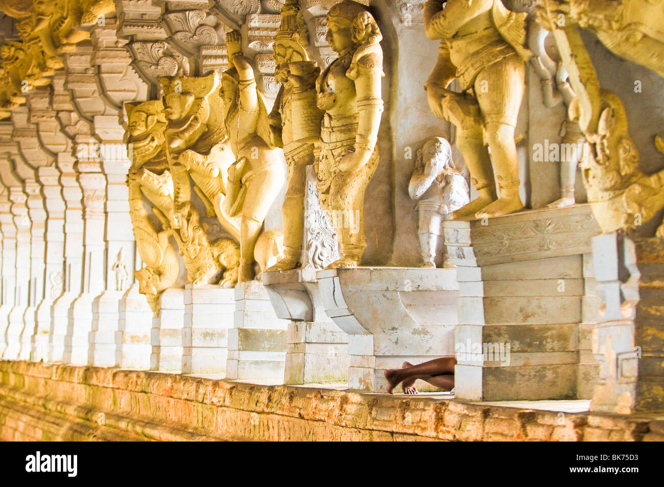 Il s'agit d'une image d'une personne dormant dans les couloirs de Rameswaram temple. Banque D'Images